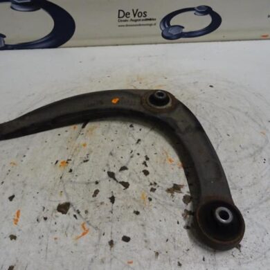 Peugeot 5008  Front wishbone, left 2015 3520V2
