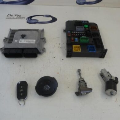 Peugeot 308  Engine management computer HNYHN02 2015 1611717080-1617930780