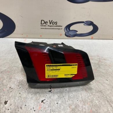 Peugeot 3008  Rücklicht links 2019 9810477880