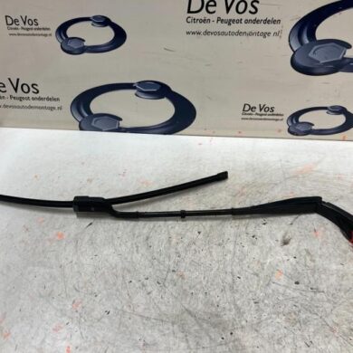 Peugeot 3008 1.6 e-THP 165 16V Front wiper arm 2018 1617039980