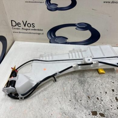 Peugeot 3008  Front windscreen washer reservoir 2021 9841404380