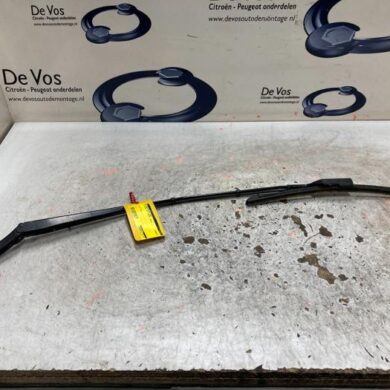 DS Automobiles DS7 Crossback  Front wiper arm 2018 1617040080