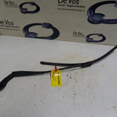 Peugeot 3008  Front wiper arm 2018 1617039980