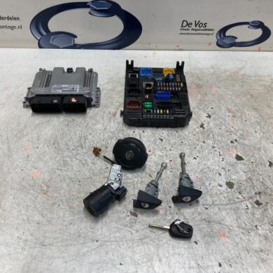 Peugeot Partner 1.5 BlueHDi 75 Engine management computer YHW 2021 9833749880-1659555380