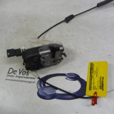Peugeot 308 1.6 HDi Front door lock mechanism 4-door, right 2011 9136FV