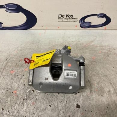 Peugeot 3008 1.6 16V HYbrid 225 Remklauw (Tang) links-voor 5G06 2021 1612372280