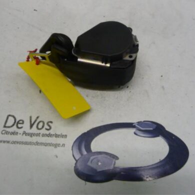 Peugeot 2008 1.2 Vti 12V PureTech 82 Rear seatbelt, left 2013 96781657XY