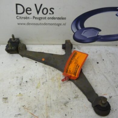 Citroen Saxo 1.1i X,SX Front wishbone, right 2002 352079