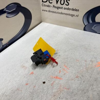 Peugeot 5008 1.2 12V e-THP PureTech 130 Parking brake switch HNS 2018 98105935VV