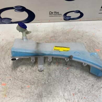 Peugeot 5008  Front windscreen washer reservoir 2019 9826400780