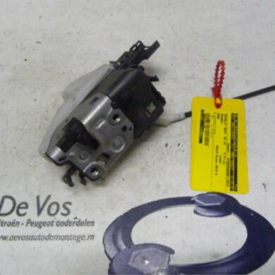 Peugeot 5008 2.0 HDiF 16V Rear door lock mechanism 4-door, left 2010 9137V7