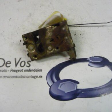 Peugeot 405 1.9 D Front door lock mechanism 4-door, right 1993 913680