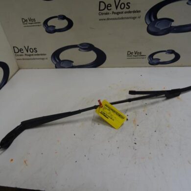 Peugeot 3008  Front wiper arm 2018 1617040080