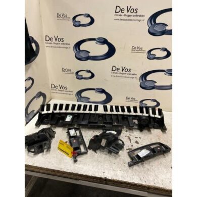 DS Automobiles DS3 Crossback 1.2 12V PureTech 155 Rear bumper frame 2019 9820846180-1640557780-1640557680