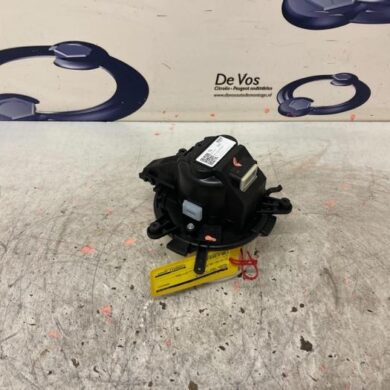Peugeot 3008 1.6 16V HYbrid 225 Heating and ventilation fan motor 2021 1609690180-9821292180
