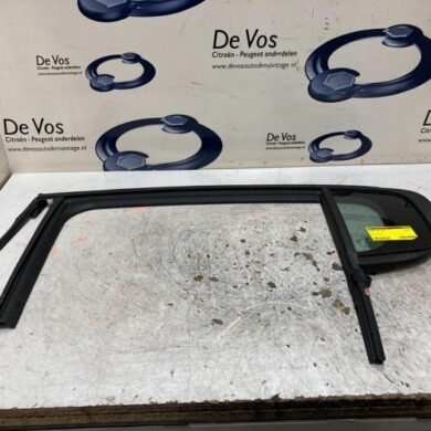 Peugeot 308 1.2 12V PureTech 110 Driehoeks Ruit links-achter 2022 9835341980