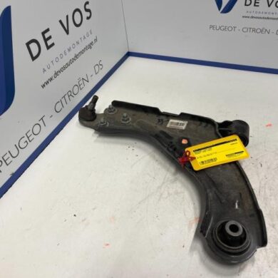 Peugeot 3008 1.2 12V PureTech Hybrid 48V Front wishbone, left 2022 9820081380