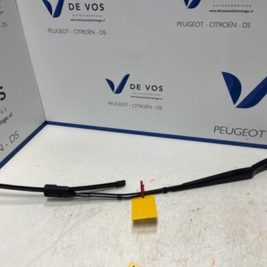 Peugeot 308 1.2 PureTech Hybrid 136 Front wiper arm 2022 9835544780