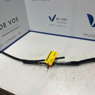 Peugeot 308 1.2 PureTech Hybrid 136 Front wiper arm 2022 9835544680
