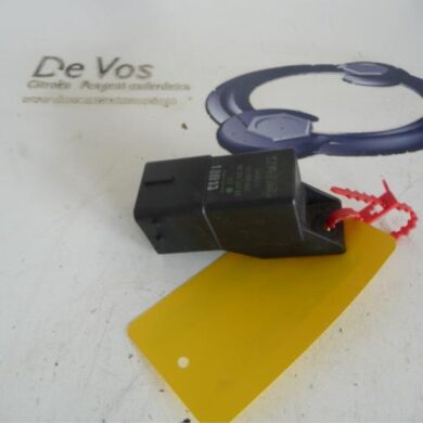 Peugeot 208  Glow plug relay 2014 9802424080