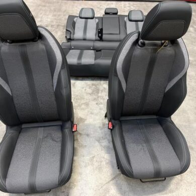 Peugeot 308 1.2 PureTech Hybrid 136 Bekleding Set (compleet) 2023