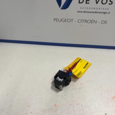 Peugeot 308 1.2 12V PureTech 130 Parking brake switch HNS 2021 98105935VV