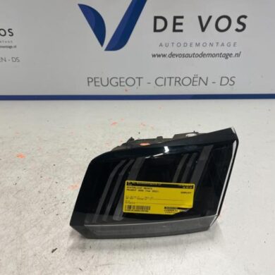 Peugeot 3008 1.2 12V PureTech Hybrid 48V Achterlicht rechts 2023 9836231380
