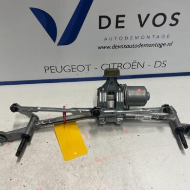Peugeot 3008 1.2 12V PureTech Hybrid 48V Front wiper motor 2022 9824762480