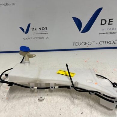 Peugeot 3008 1.2 12V PureTech Hybrid 48V Front windscreen washer reservoir 2023 9841404380