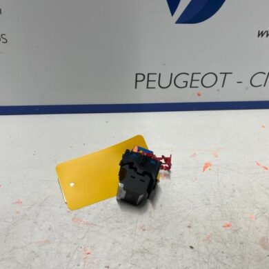 Peugeot 3008 1.2 12V PureTech Hybrid 48V Parking brake switch HN09 2023 98105935VV