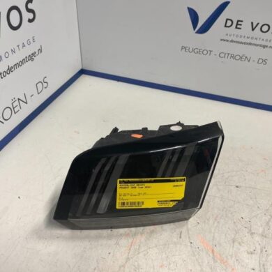 Peugeot 3008 1.2 12V PureTech Hybrid 48V Taillight, right 2022 9836231380