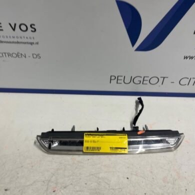 Peugeot 2008 1.2 Vti 12V PureTech 82 Extra Remlicht midden 2017 6351LX