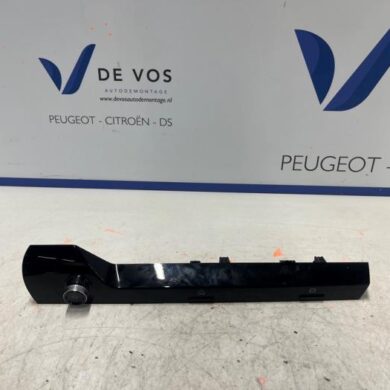 Citroen C4 1.2 PureTech 130 12V Radiobedienings paneel 2023 9831623080