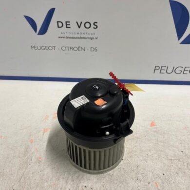 Opel Corsa 1.2 Turbo 12V 100 Heating and ventilation fan motor 2020 9840566280