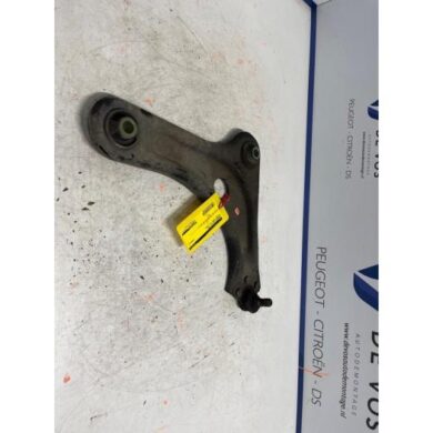 Peugeot 2008 1.2 12V e-THP PureTech 110 Front wishbone, right 2019 9813612580