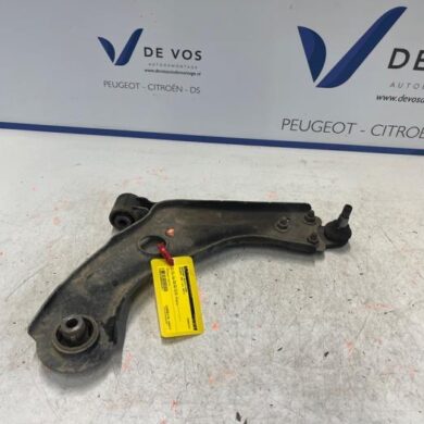Peugeot 308 1.2 12V e-THP PureTech 130 Front wishbone, right 2017