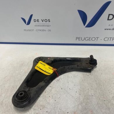 Peugeot 2008 1.2 12V e-THP PureTech 110 Front wishbone, right 2019 9822126980