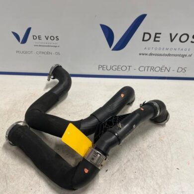 Peugeot 5008 1.2 12V Hybrid Intercooler hose HN09 2022 9675873480