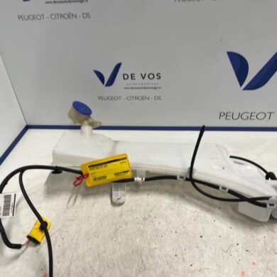 Peugeot 5008 1.2 12V Hybrid Front windscreen washer reservoir 2022 9841404380