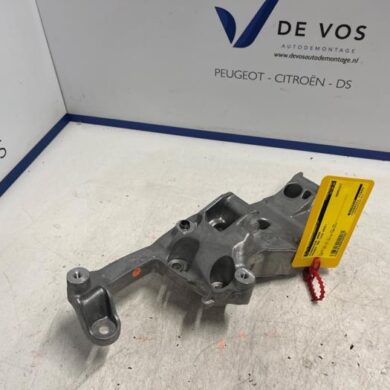 Peugeot 508 1.2 12V PureTech 12V Alternator lower bracket HNS 2023 9842000680