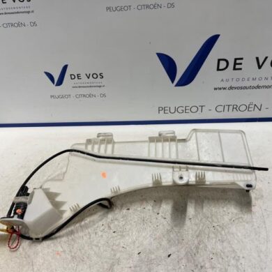 Peugeot 3008 1.2 12V PureTech Hybrid 48V Front windscreen washer reservoir 2022 9841404380