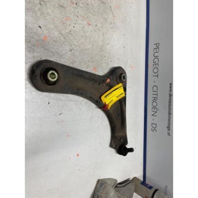 Peugeot 2008 1.2 12V e-THP PureTech 130 Front wishbone, right 2019 9803286480