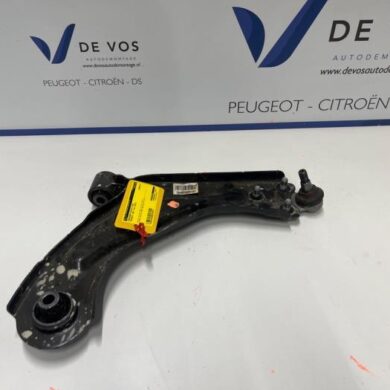 Peugeot 308 1.2 PureTech Hybrid 136 Front wishbone, right 2024 9846329280