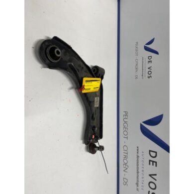 Peugeot 308 1.2 PureTech Hybrid 136 Front wishbone, right 2023 9846329280