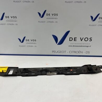 Peugeot 3008 1.2 12V e-THP PureTech 130 Radiator bar 2019 9814630380