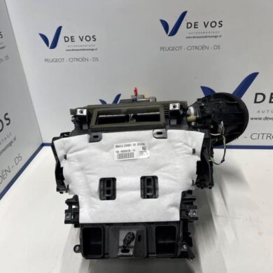 Peugeot 208  Heater housing 2023 9833378080