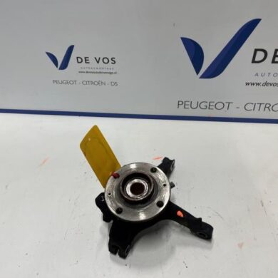 Peugeot 208  Fusee links-voor 2023 9826878080