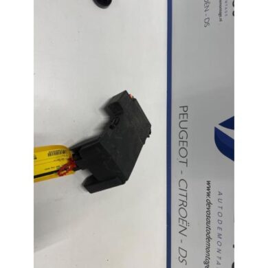 Peugeot 5008 1.6 e-THP 165 16V Fuse box 2016 9810873080