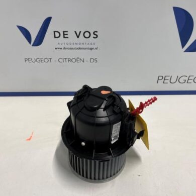 Opel Corsa 1.2 Turbo 12V 100 Heating and ventilation fan motor 2019 9833380480