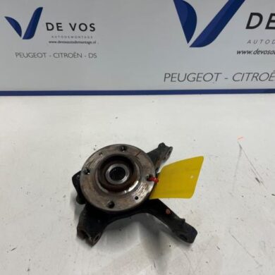 Peugeot 208 1.5 BlueHDi 100 Fusee links-voor 2023 9826878080